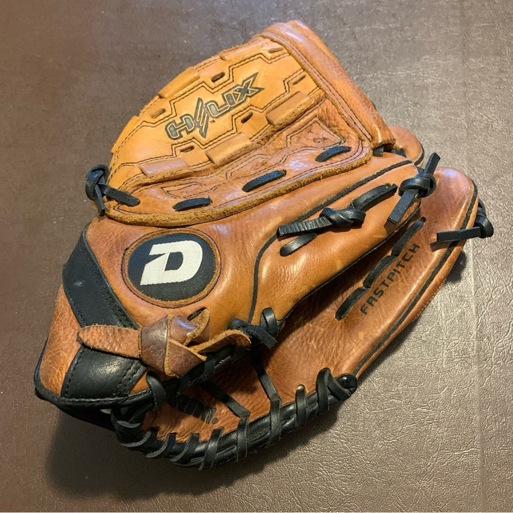 Demarini Helix Fast Pitch Softball Glove 12.5” RHT  AD800 FP125